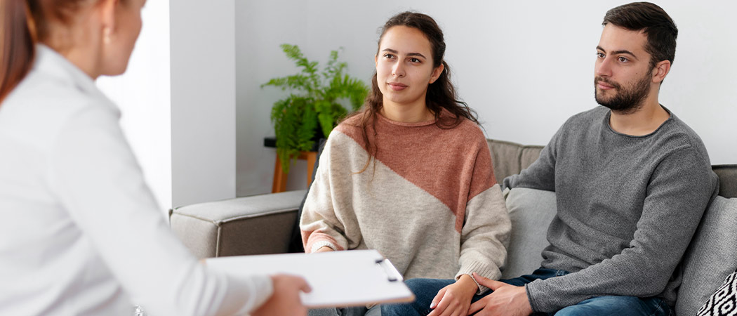 Couple sitting with a therapist in Gurgaon, India